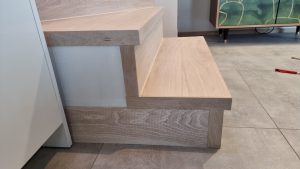 Dřevěné obložení železného schodiště podlahou Exclusive floors Dub bělený. – fotka 2 z realizace Exclusive Floors