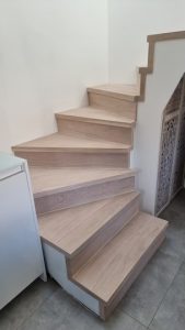Dřevěné obložení železného schodiště podlahou Exclusive floors Dub bělený. – fotka 4 z realizace Exclusive Floors