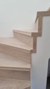 Dřevěné obložení železného schodiště podlahou Exclusive floors Dub bělený. – fotka 5 z realizace Exclusive Floors