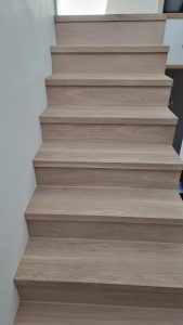 Dřevěné obložení železného schodiště podlahou Exclusive floors Dub bělený. – fotka 7 z realizace Exclusive Floors