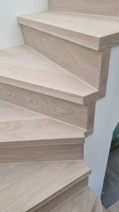 Dřevěné obložení železného schodiště podlahou Exclusive floors Dub bělený. – fotka 6 z realizace Exclusive Floors