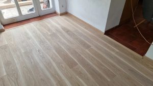 Realizace dřevěná podlaha Exclusive floors Dub světlý elegant 160mm na betonovou podlahu s vytápěním. Kompletní  sort… –…
