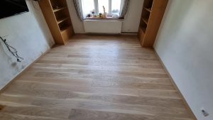 Realizace dřevěná podlaha Exclusive floors Dub světlý elegant 160mm na betonovou podlahu s vytápěním. Kompletní  sort… –…