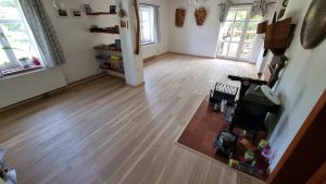 Realizace dřevěná podlaha Exclusive floors Dub světlý elegant 160mm na betonovou podlahu s vytápěním. Kompletní  sort… –…