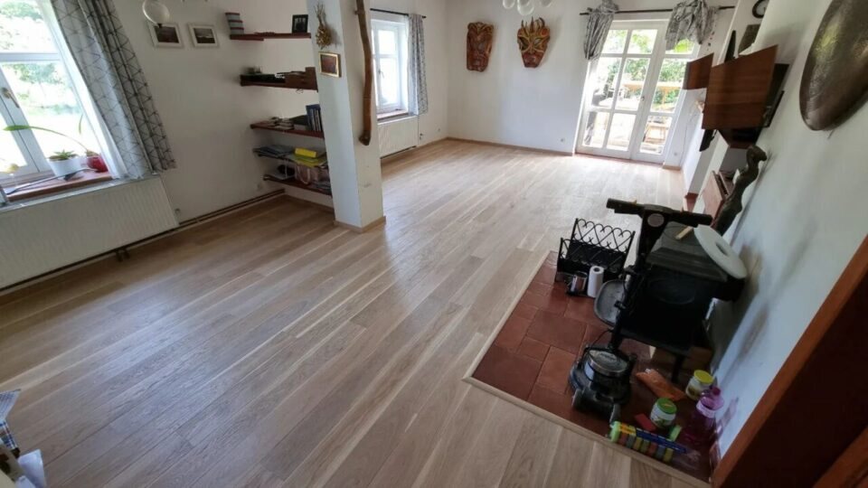 Realizace dřevěná podlaha Exclusive floors Dub světlý elegant 160mm na betonovou podlahu s vytápěním. Kompletní  sort… –…