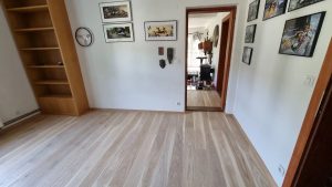 Realizace dřevěná podlaha Exclusive floors Dub světlý elegant 160mm na betonovou podlahu s vytápěním. Kompletní  sort… –…