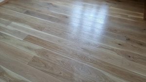 Realizace dřevěná podlaha Exclusive floors Dub světlý elegant 160mm na betonovou podlahu s vytápěním. Kompletní  sort… –…