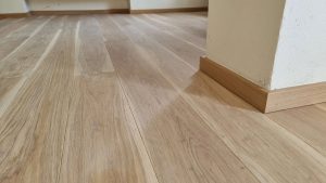 Realizace dřevěná podlaha Exclusive floors Dub světlý elegant 160mm na betonovou podlahu s vytápěním. Kompletní  sort… –…