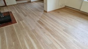 Realizace dřevěná podlaha Exclusive floors Dub světlý elegant 160mm na betonovou podlahu s vytápěním. Kompletní  sort… –…