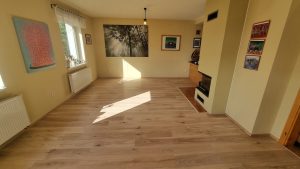 Realizace dřevěné podlahy Exclusive floors Dub světlý Elegant 190mm v RD v Děčíně. – fotka 3 z realizace Exclusive Floors