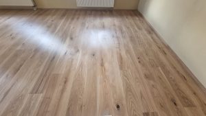 Realizace dřevěné podlahy Exclusive floors Dub světlý Elegant 190mm v RD v Děčíně. – fotka 2 z realizace Exclusive Floors