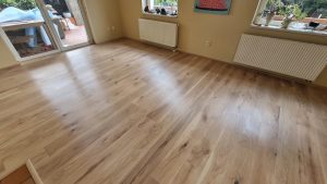 Realizace dřevěné podlahy Exclusive floors Dub světlý Elegant 190mm v RD v Děčíně. – fotka 5 z realizace Exclusive Floors