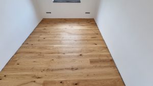 Dřevěná kartáčovaná podlaha Dub přírodní rustik, šířka prkna 190 mm, povrchová úprava vodě a skvrnám odolný olej. Rea… –…