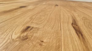 Dřevěná kartáčovaná podlaha Dub přírodní rustik, šířka prkna 190 mm, povrchová úprava vodě a skvrnám odolný olej. Rea… –…