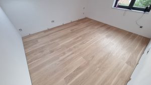 Realizace dřevěné podlahy Exclusive floors Dub světlý Elegant 190mm v RD v Děčíně. – fotka 2 z realizace Exclusive Floors