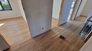 Realizace dřevěné podlahy Exclusive floors Dub světlý Elegant 190mm v RD v Děčíně. – fotka 6 z realizace Exclusive Floors
