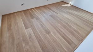 Realizace dřevěné podlahy Exclusive floors Dub světlý Elegant 190mm v RD v Děčíně. – fotka 5 z realizace Exclusive Floors