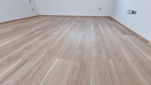 Realizace dřevěné podlahy Exclusive floors Dub světlý Elegant 190mm v RD v Děčíně. – fotka 4 z realizace Exclusive Floors