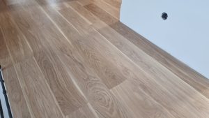 Realizace dřevěné podlahy Exclusive floors Dub světlý Elegant 190mm v RD v Děčíně. – fotka 7 z realizace Exclusive Floors