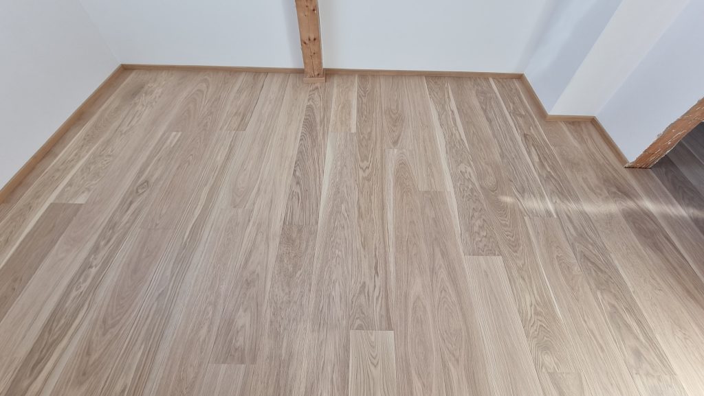 Realizace dřevěné podlahy Exclusive floors Dub světlý Elegant 190mm v RD v Děčíně. – realizace podlahy Exclusive Floors