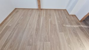 Realizace dřevěné podlahy Exclusive floors Dub světlý Elegant 190mm v RD v Děčíně. – realizace podlahy Exclusive Floors