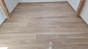 Realizace dřevěné podlahy Exclusive floors Dub světlý Elegant 190mm v RD v Děčíně. – fotka 8 z realizace Exclusive Floors