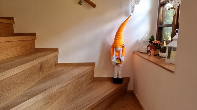 Realizace dřevěného obkladu starého kamenného nerovného schodiště, včetně vyrovnání schodů nivelační stěrkou. – realizace…