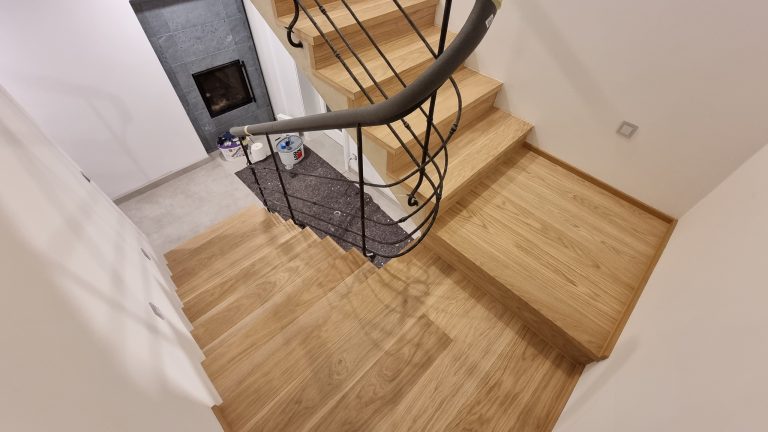 Dřevěný obklad betonového schodiště v rodinném domu. Dodáváme do 2-4 týdnů od objednání. Informace na tel. 777 225 511 –…